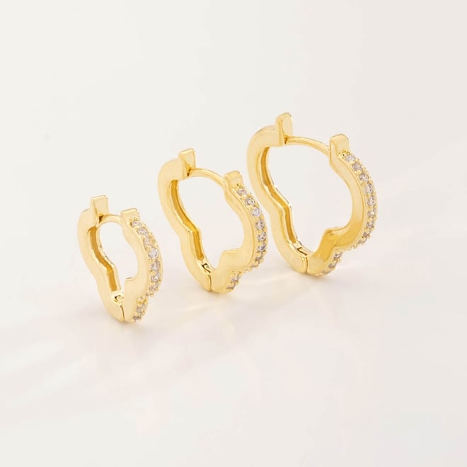 TAC-0126 TRIO DE ARGOLAS BANHADAS A OURO 18K COM DESIGN ORGÂNICO E DETALHES CRAVEJADOS EM ZIRCÔNIAS