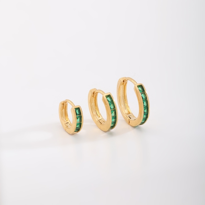 TAC-0175 TRIO DE BRINCOS BANHADOS A OURO 18K DE ARGOLA COM DETALHES CRAVEJADOS EM ZIRCÔNIAS VERDES