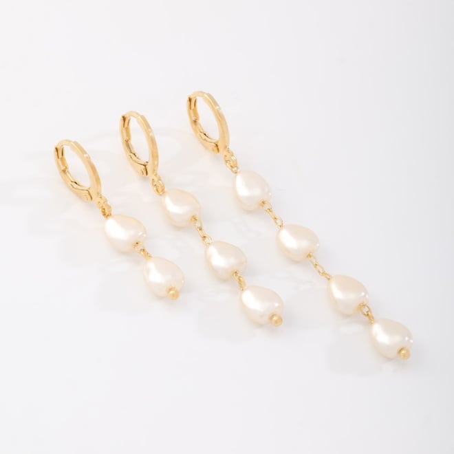 TAQ-00021 TRIO DE BRINCOS COM PÉROLAS ALONGADAS PENDURADAS