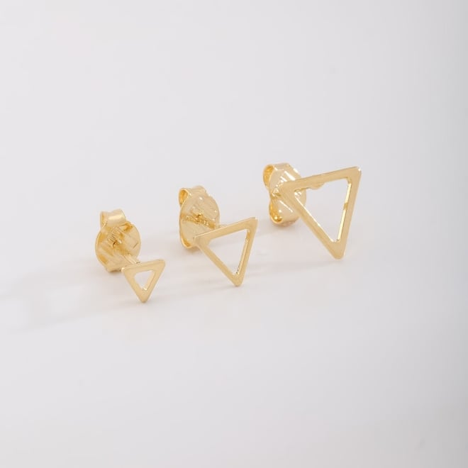 TBF-00017 TRIO DE BRINCOS BANHADOS A OURO 18K EM FORMATO DE TRIÂNGULO