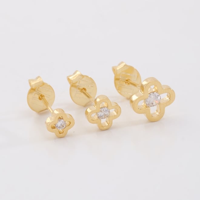 TBR-00041TRIO DE BRINCOS BANHADOS A OURO 18K COM DESIGN EM FORMATO DE FLOR