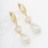AC-0760 BRINCO BANHADO A OURO 18K COM ARGOLA, PEDRA CRISTAL EM FORMATO DE FLOR E PÉROLA GOTA
