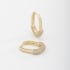 AC-0778 -BRINCO BANHADO A OURO 18K DE ARGOLA COM DESIGN CURVO E DETALHES CRAVEJADO
