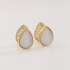 AC-0928 BRINCO DUPLA FACE BANHADO A OURO 18K COM DESIGN EM GOTA E DETALHE EM MADRE PÉROLA