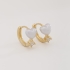 AC-0933 BRINCO BANHADO A OURO 18K COM ARGOLA, PINGENTE EM FORMATO DE CORAÇÃO EM PÉROLA