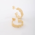 AGL-00019 BRINCO BANHADO A OURO 18K EM FORMATO DE ARGOLA COM DESIGN ESTRUTURADO