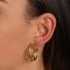 AGL-00031 ARGOLA BANHADO A OURO 18K COM DESIGN TRIPLO ENTRELAÇADO E LINHAS CURVA
