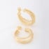 AGL-00031 ARGOLA BANHADO A OURO 18K COM DESIGN TRIPLO ENTRELAÇADO E LINHAS CURVA