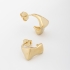 AGL-00093 BRINCO BANHADO A OURO 18K EM FORMATO DE ARGOLA COM DESIGN ORGÂNICO