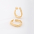 AGL-00113 BRINCO BANHADO A OURO 18K EM FORMATO DE ARGOLA OVAL COM ACABAMENTO POLIDO E DETALHE TEXTURIZADO
