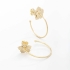 AGL-00135 BRINCO BANHADO A OURO 18K EM FORMATO DE ARGOLA FINA COM FLOR DELICADA