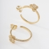 AGL-00206 BRINCO BANHADO A OURO 18K EM FORMATO DE ARGOLA COM DETALHE DE FLOR