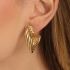 AGL-00265 BRINCO BANHADO A OURO 18K COM DESIGN EM TUBO TORCIDO MINIMALISTA