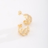 AGX-00018 BRINCO ARGOLA BANHADO A OURO 18K COM DESIGN ENTRELAÇADO E DETALHES CRAVEJADOS EM ZIRCÔNIAS