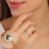 AN-01624 ANEL COM DETALHE TRIANGULAR E CONTORNO EM ZIRCÔNIAS
