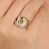 AN-01937 ANEL BANHADO A OURO 18K COM DESIGN ORGÂNICO E ENTRELAÇADO EM ZIRCÔNIA