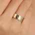AN-01940 ANEL BANHADO A OURO 18K COM DESIGN GEOMÉTRICO