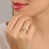 AN-01952 ANEL BANHADO A OURO 18K COM DESIGN DUPLO E TREVO CENTRAL LISO