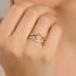 AN-01952 ANEL BANHADO A OURO 18K COM DESIGN DUPLO E TREVO CENTRAL LISO