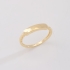 AN-01953 ANEL BANHADO A OURO 18K COM DESIGN ENTRELAÇADO E ACABAMENTO LISO