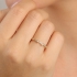 AN-01960 ANEL BANHADO A OURO 18K COM DESIGN ONDULADO E DETALHES EM ZIRCÔNIAS