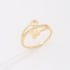 AN-01970 ANEL BANHADO A OURO 18K COM DESIGN DELICADO, DETALHE EM BORBOLETA E FLOR