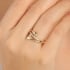 AN-01970 ANEL BANHADO A OURO 18K COM DESIGN DELICADO, DETALHE EM BORBOLETA E FLOR