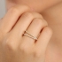 AN-01982 ANEL BANHADO A OURO 18K COM DESIGN DUPLO EM LINHAS CRAVEJADAS