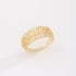 AN-01998 ANEL BANHADO A OURO 18K COM DESIGN EM FILEIRAS CRAVEJADAS E DETALHES EM PEDRAS MAIORES
