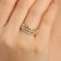 AN-01998 ANEL BANHADO A OURO 18K COM DESIGN EM FILEIRAS CRAVEJADAS E DETALHES EM PEDRAS MAIORES