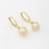 AQ-00010 BRINCO BANHADO A OURO 18K EM FORMATO DE ARGOLA COM PINGENTE DE ESFERA
