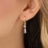 AQ-00158 BRINCO ARGOLA BANHADO A OURO 18K COM PINGENTES EM CORRENTE E ZIRCÔNIAS