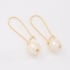 AQ-00160 BRINCO BANHADO A OURO 18K COM PÉROLA E GANCHO ALONGADO