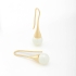 AQ-00194 BRINCO BANHADO A OURO 18K COM GANCHO LONGO E PÉROLA SHELL 10 MM