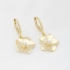 AQ-00197 -BRINCO BANHADO A OURO 18K DE ARGOLA COM PINGENTE DE FLOR
