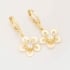 AQ-00214 BRINCO ARGOLA BANHADO A OURO 18K COM PINGENTE EM FORMATO DE FLOR E ZIRCÔNIA