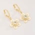 AQ-00214 BRINCO ARGOLA BANHADO A OURO 18K COM PINGENTE EM FORMATO DE FLOR E ZIRCÔNIA