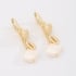 AQ-00259 -BRINCO BANHADO A OURO 18K DE ARGOLA COM PINGENTES DE CONCHA, BÚZIO E DETALHE EM MADREPÉROLA