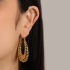 AT-00096 BRINCO BANHADO A OURO 18K EM FORMATO DE ARGOLA COM DESIGN TEXTURIZADO E VOLUMOSO
