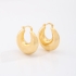 AT-00101 BRINCO BANHADO A OURO 18K EM FORMATO DE ARGOLA OVAL COM DESIGN ROBUSTO