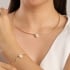 CH-0329 CHOKER COM DESIGN RÍGIDO E PINGENTE DE CORAÇÃO EM ZIRCÔNIAS