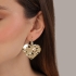 BR-00184 BRINCO BANHADO A OURO 18K EM FORMATO DE CORAÇÃO COM DESIGN ORGÂNICO E DETALHE NO GANCHO CRAVEJADO EM ZIRCÔNIAS