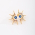 BR-00444 BRINCO BANHADO A OURO 18K COM DESIGN EM RAIOS E PEDRA CENTRAL AZUL