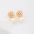 BR-00822 BRINCO BANHADO A OURO 18K COM DESIGN EM FLOR CRAVEJADA EM PEDRAS E PÉROLA PENDENTE