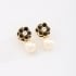 BR-00822 BRINCO BANHADO A OURO 18K COM DESIGN EM FLOR CRAVEJADA EM PEDRAS E PÉROLA PENDENTE