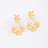 BR-01017 -BRINCO BANHADO A OURO 18K COM DESIGN DELICADO EM FLORES