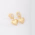 BR-01111 BRINCO BANHADO A OURO 18K COM ZIRCÔNIA EM FORMATO DE GOTA E PINGENTE DE CORAÇÃO.