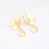 BR-01165 BRINCO BANHADO A OURO 18K COM DESIGN EM FORMATO DE FLOR