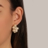BR-01326 BRINCO BANHADO A OURO 18K COM DESIGN EM FORMATO DE CACHO COM PÉROLAS
