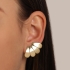 BR-01515 BRINCO BANHADO A OURO 18K COM DESIGN EM PÉTALAS